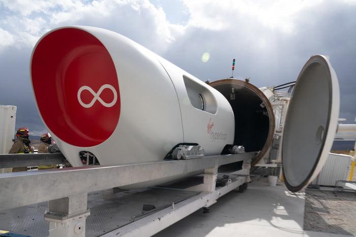 Капсулу Hyperloop протестировали первые пассажиры (xp 2 vehicle 2 700x467 c)