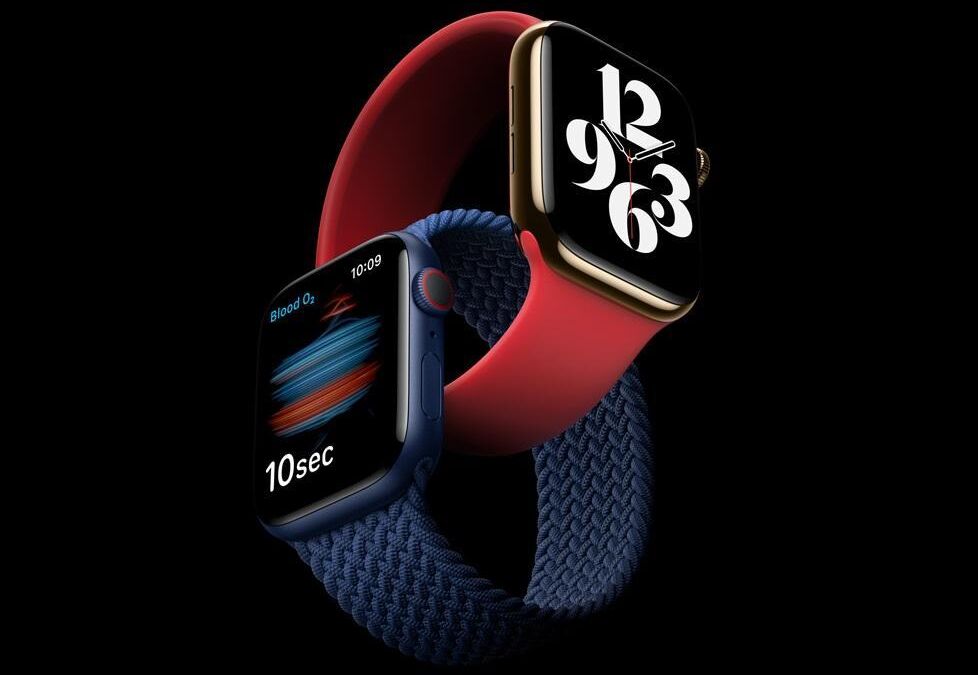 Два умных часы Realme Race с большими квадратными экранами и разными циферблатами
