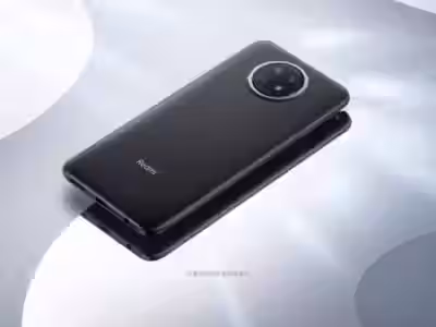 Черный смартфон Redmi с тройной камерой и текстурированным корпусом