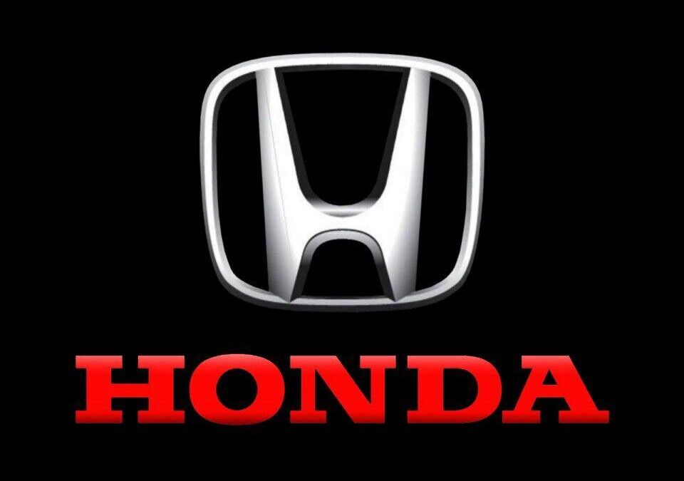 Логотип Honda с серебристым символом и красным названием на черном фоне