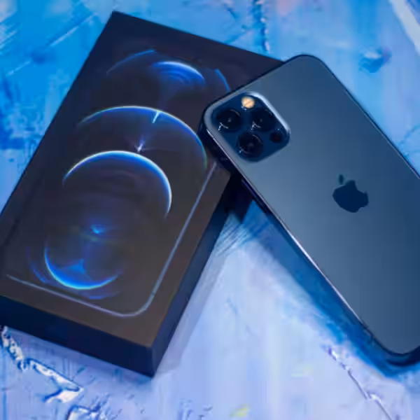 iPhone 12 Pro и тонкая коробка