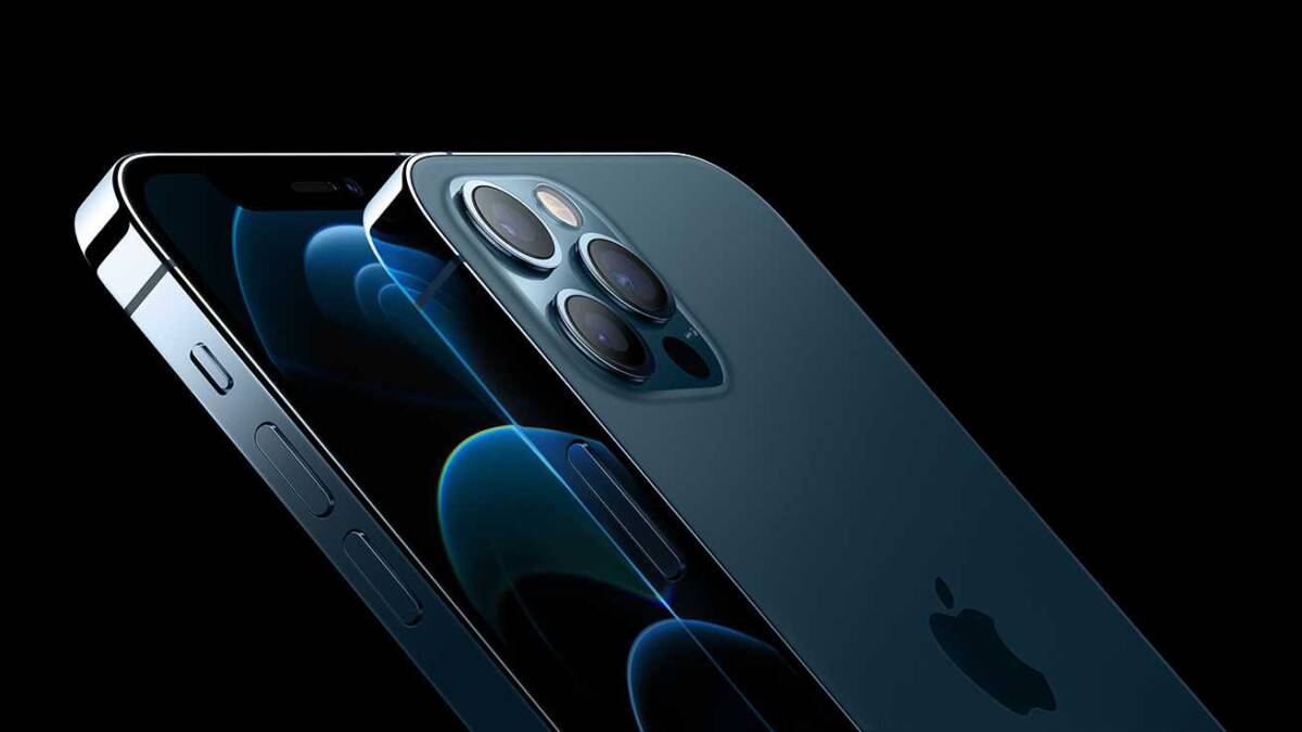 Задняя часть нового iPhone с тремя камерами и дисплеем