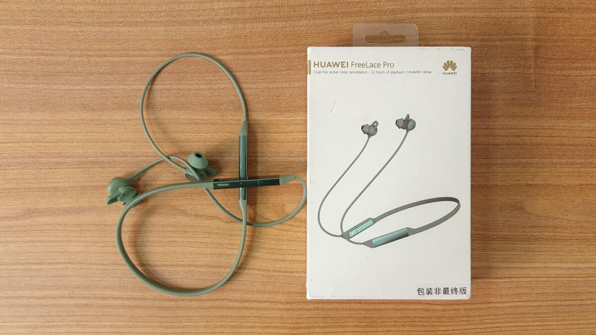 Беспроводная гарнитура Huawei FreeLace Pro на деревянном столе