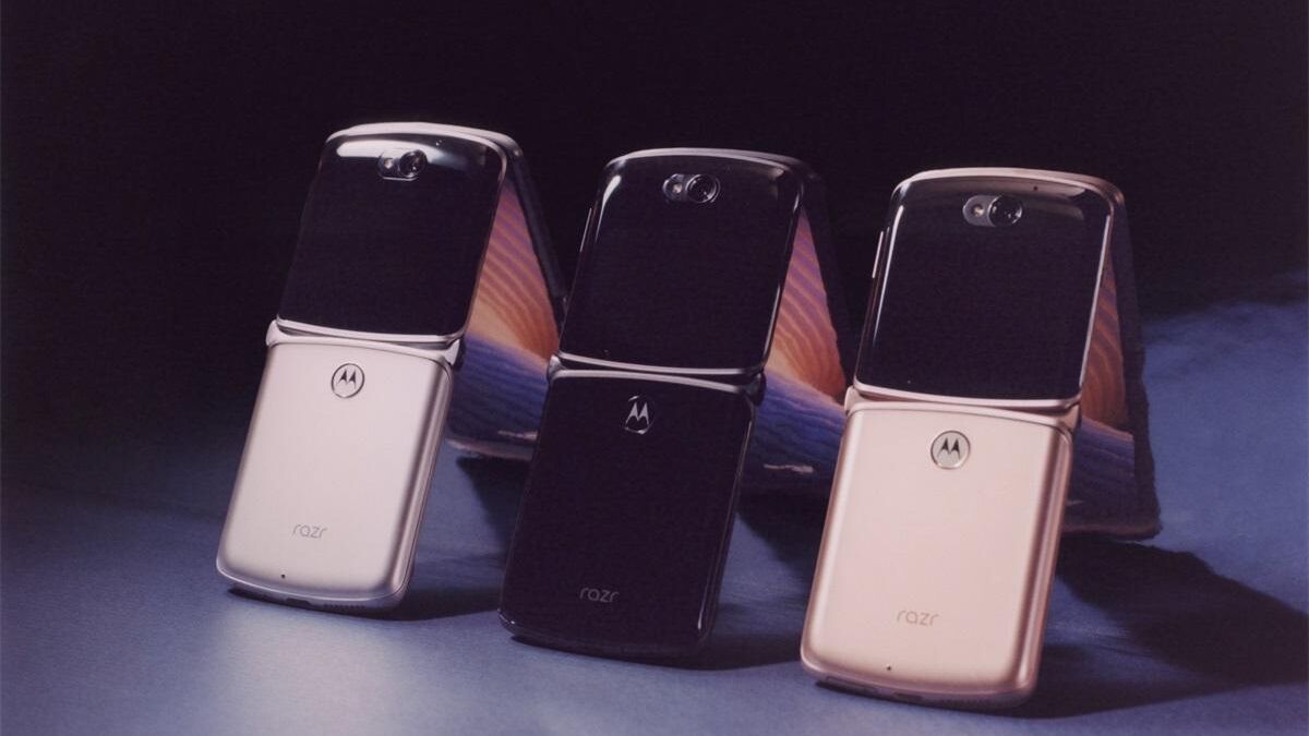 Три раскладных мобильных телефона Motorola RAZR 5G в разных цветах вид сзади