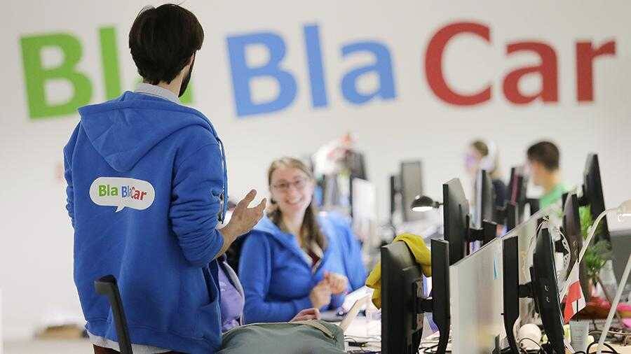 BlaBlaCar ввёл плату за бронирование места в машине 3 Работник BlaBlaCar в синим худи объясняет что-то клиенту в офисе