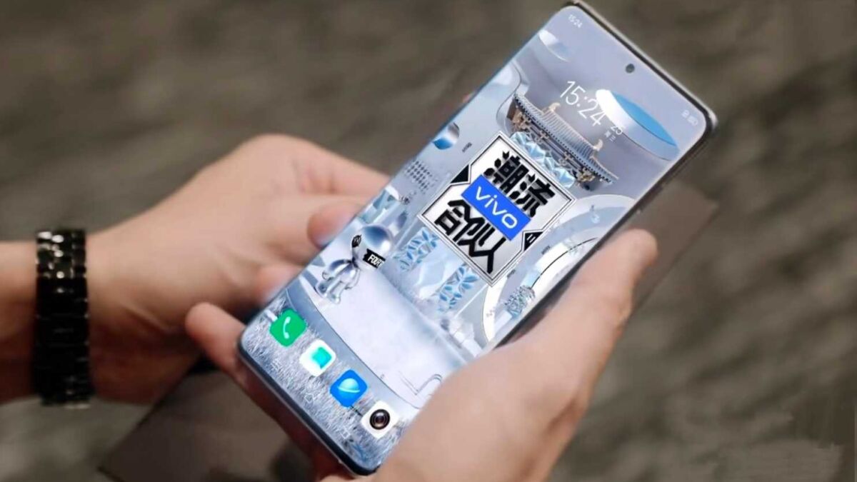 Смартфон Vivo X60 в руке с дисплеем и иконками