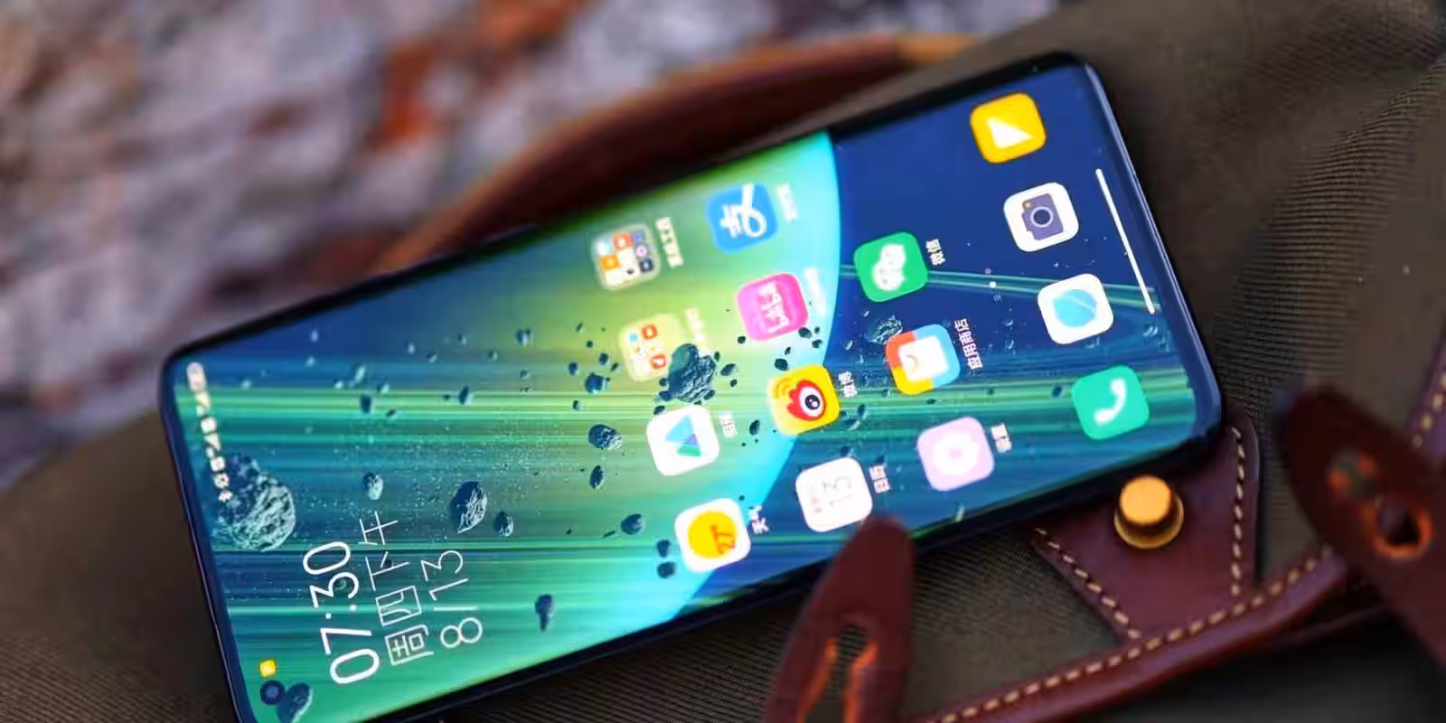 Смартфон Xiaomi Mi 11 Lite на боковой грани, демонстрация дизайна и дисплея