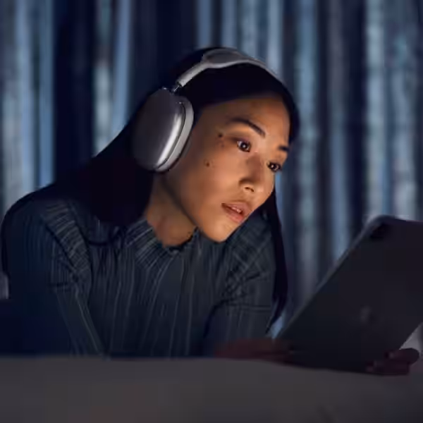 apple airpods max listening experience 2 12082020 big carousel.jpg.large