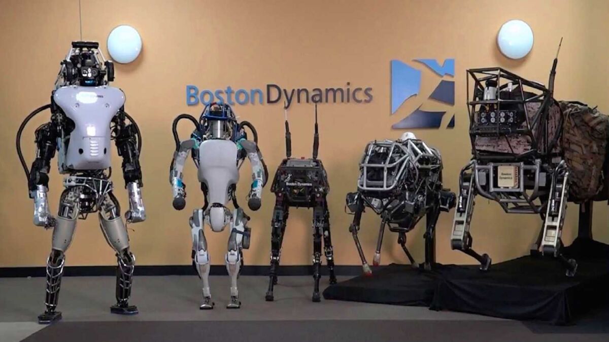 Роботы Boston Dynamics с различными механическими структурами в выставочном зале