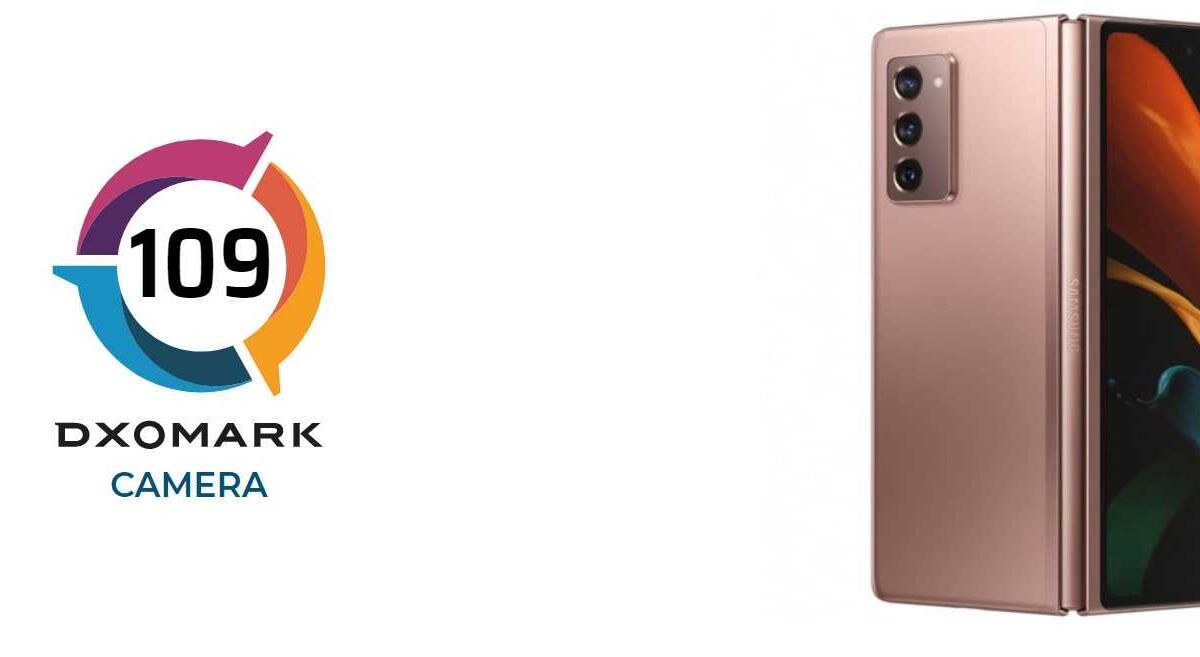 Рендер складного телефона Samsung Galaxy Z Fold2 с тремя основными камерами и экраном в раскрытом виде