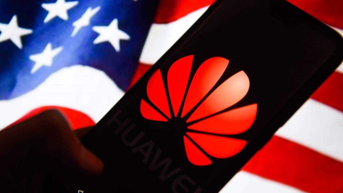Экран Samsung Galaxy S21+ с ярким логотипом на фоне американского флага