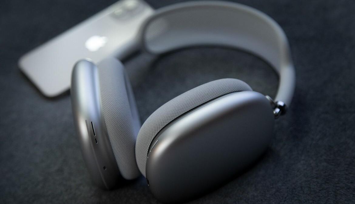 Беспроводные наушники Apple AirPods Max со скрытым от камеры кабелем на черном фоне