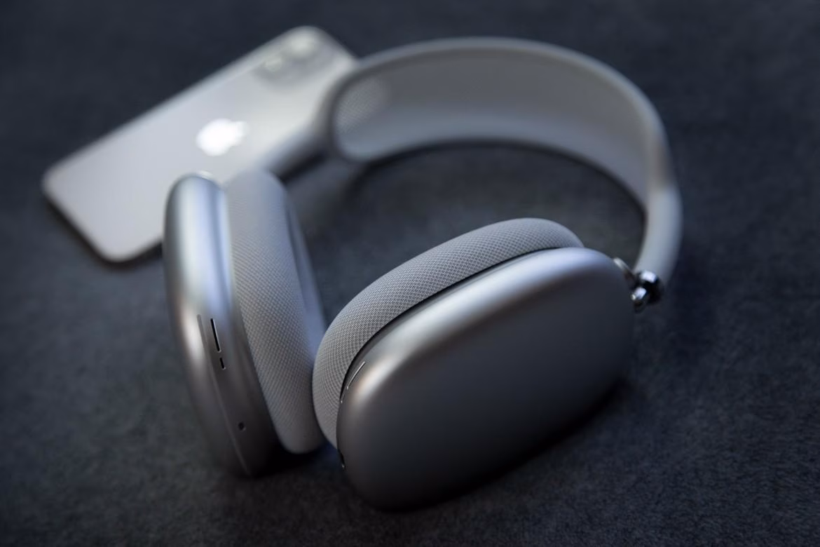 https hypebeast.com wp content blogs.dir 6 files 2020 12 airpods max closer look 12