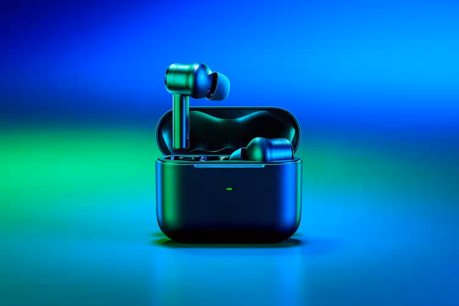 https hybrismediaprod.blob .core .windows.net sys master phoenix images container h96 he7 9122163294238 razer hammerhead true wireless pro 1500x1000 20201204 01