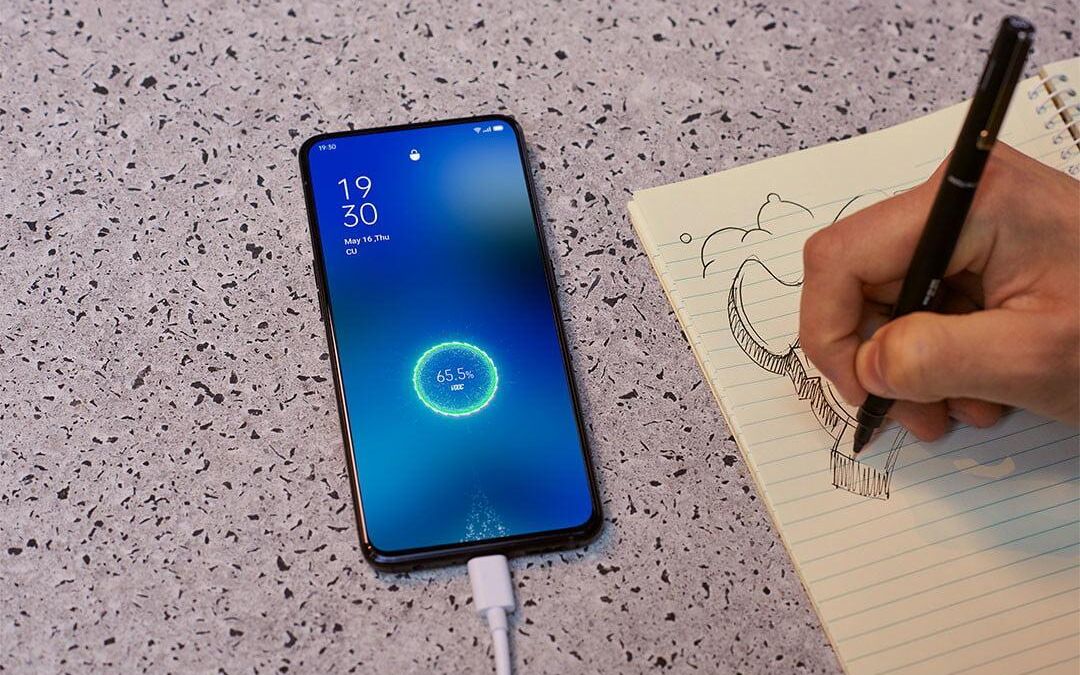 OPPO 65W SuperVOOC: смартфон с быстрой зарядкой и кабелем, экран с процентом аккумулятора
