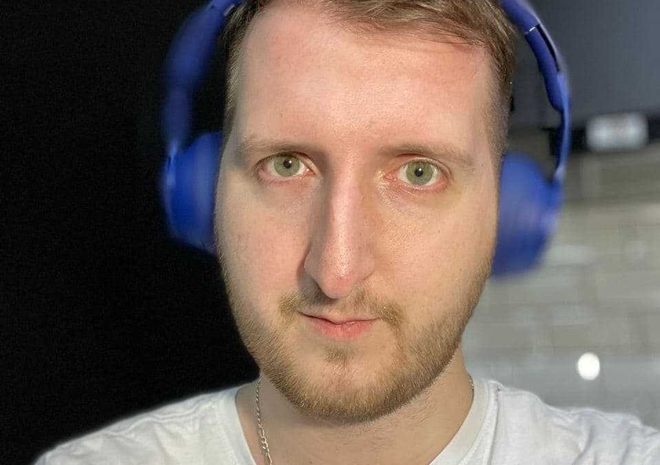 Портрет молодого мужчины в наушниках с синим окрасом