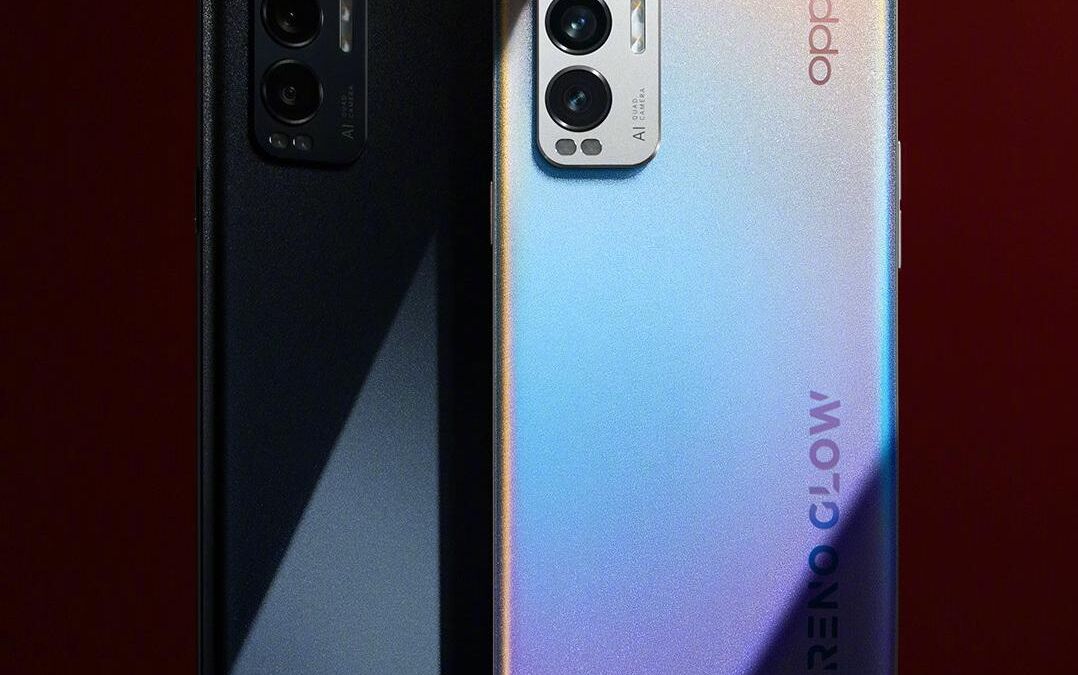 Смартфоны OPPO Reno5 Pro+ в двух цветах: задняя панель на красном фоне