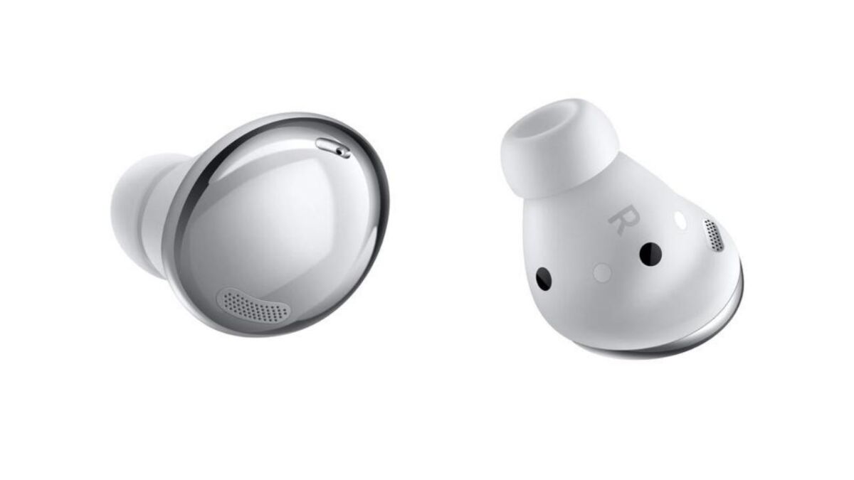 На изображении показаны беспроводные наушники Galaxy Buds Pro с зеркальной поверхность и отверстиями для динамика с разных сторон