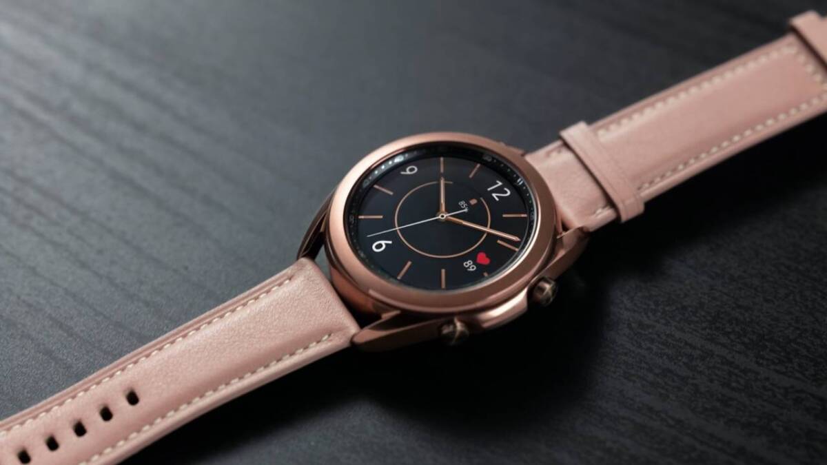 Samsung Galaxy Watch3 с розовым ремешком: дисплей с цифровым интерфейсом крупным планом