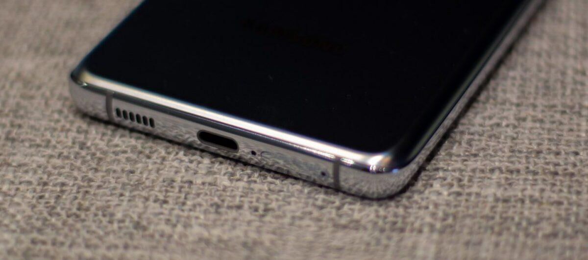 Боковой вид смартфона Samsung Galaxy S21 Ultra с портом зарядки и динамиками