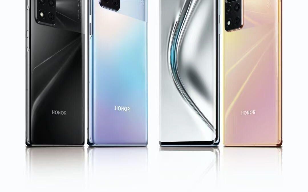 Четыре смартфона Honor V40 сзади и спереди