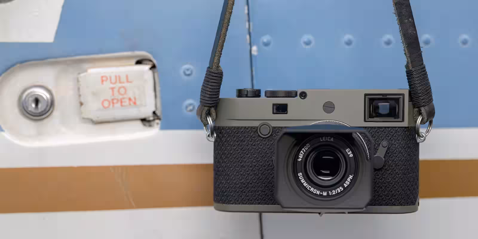 Камера Leica M10-P Reporter из лимитированной серии с внешними элементами на металлической панели