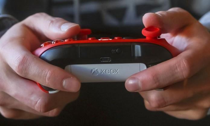 Microsoft представила новый геймад для Xbox в расцветке Pulse Red (microsoft 5ffcd952da042)