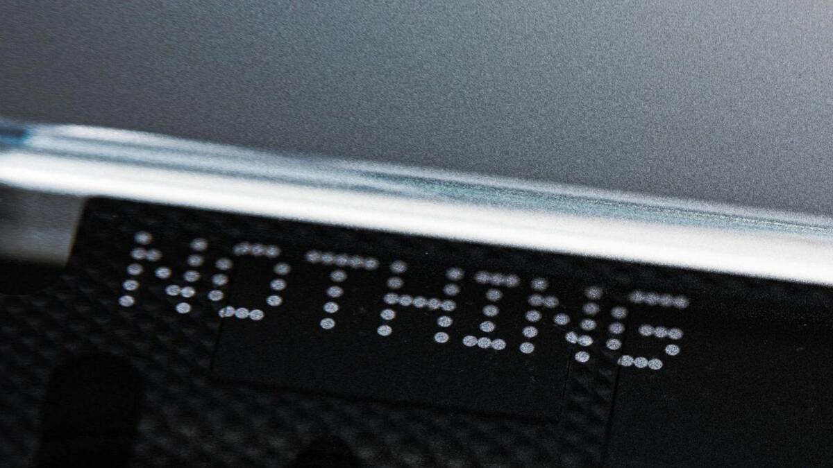 Логотип OnePlus на поверхности смартфона перед анонсом стартапа Nothing от сооснователя OnePlus