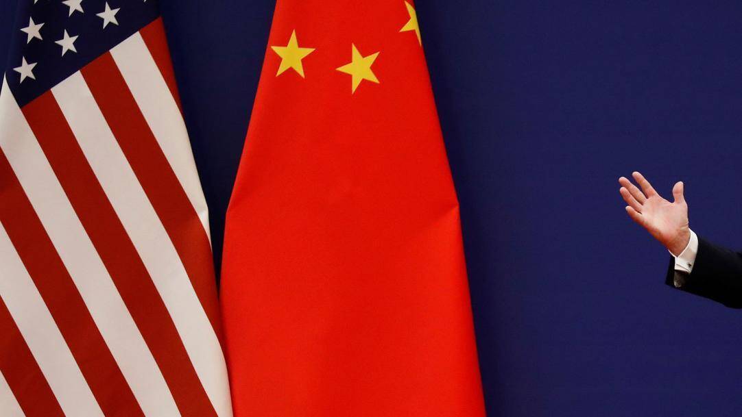 В США ввели санкции против Xiaomi 3 Флаги США и Китая на фоне, часть допускающая жест руки