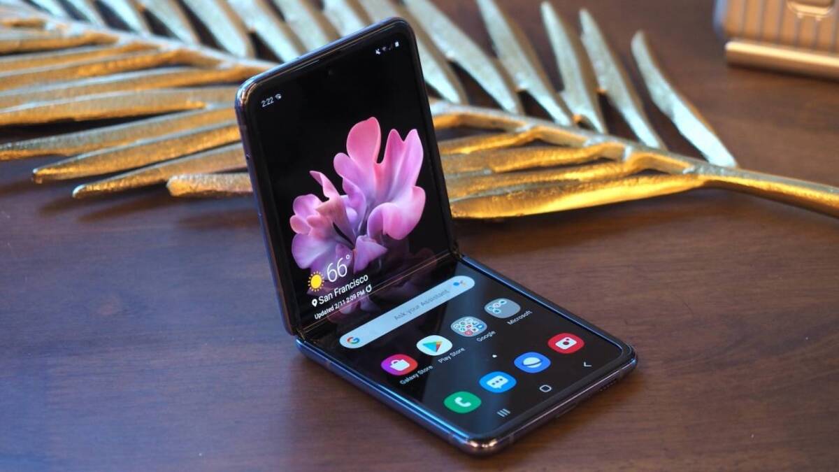 В сеть слили качественные рендеры Samsung Galaxy Z Flip 3 5 Раскладной смартфон Samsung Galaxy Z Flip 3 на столе