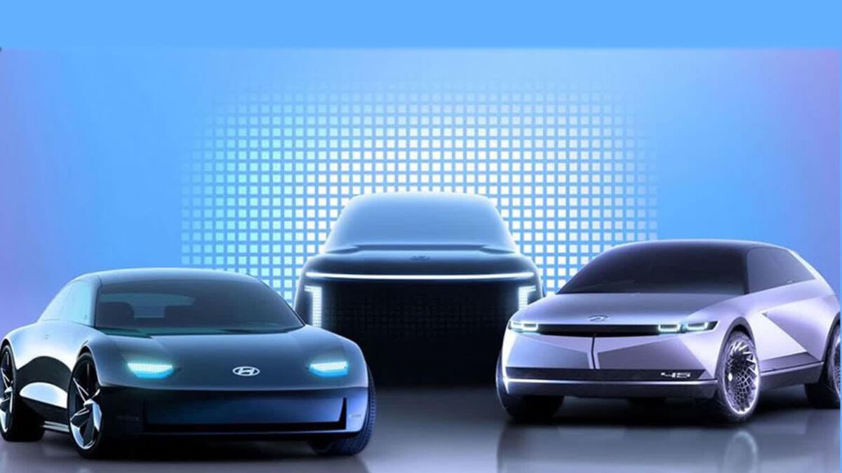 Концепты электрических авто Hyundai и Apple Car на фоне технологичного синего интерфейса презентации