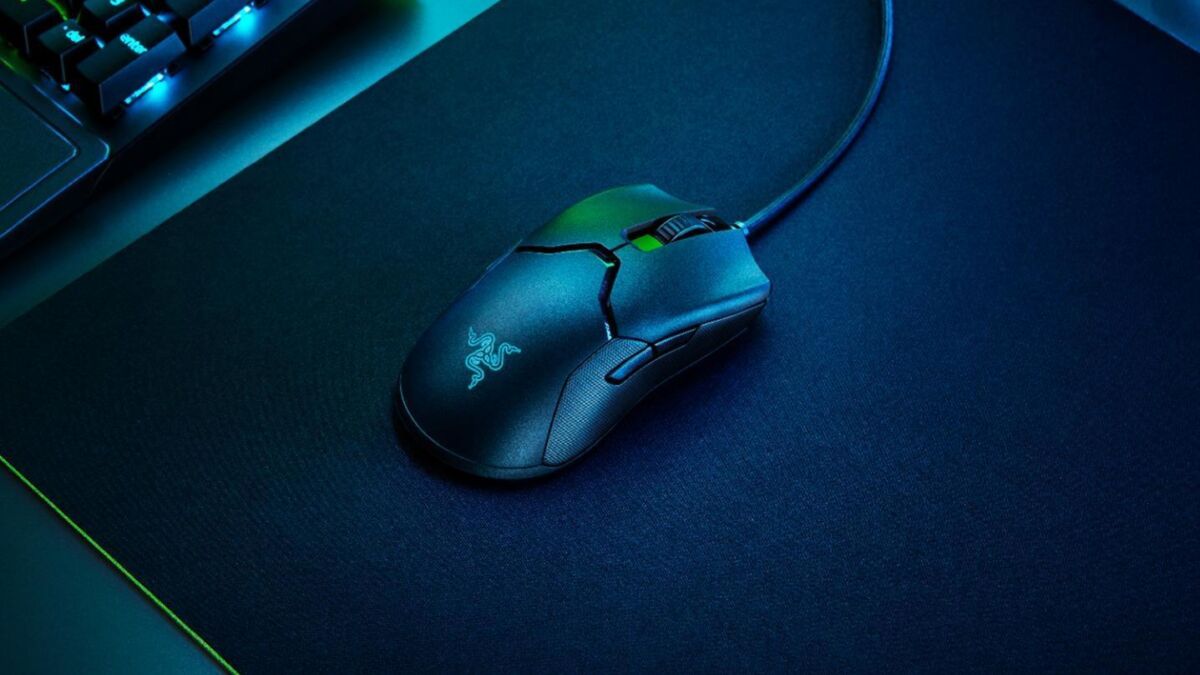 Игровая мышь Razer Viper 8KHz на темном коврике в обзоре геймерской периферии Razer