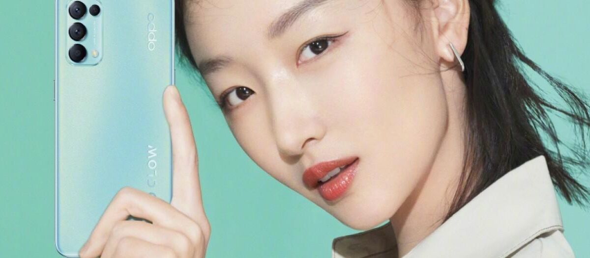 Девушка на рекламном изображении с смартфоном Oppo Reno5 K в крупном плане
