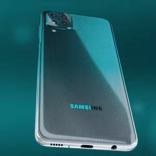 Задняя панель смартфона Samsung Galaxy F62 с тремя камерами и текстурированным дизайном
