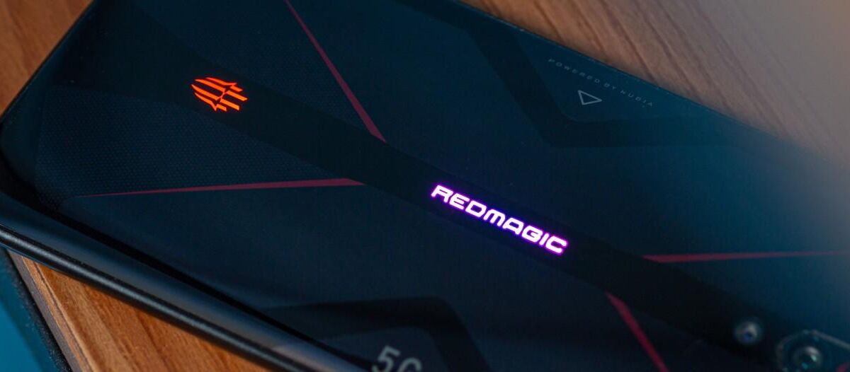 Задняя часть смартфона Nubia Red Magic 6 с подсветкой логотипа