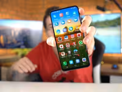 Человек держит смартфон Vivo с ярким экраном, демонстрация интерфейса в обзоре модели