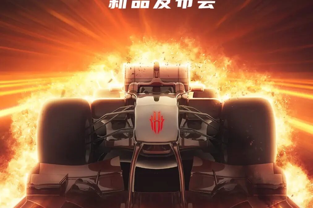 Гоночный автомобиль и логотипы игровых компаний на фоне огня