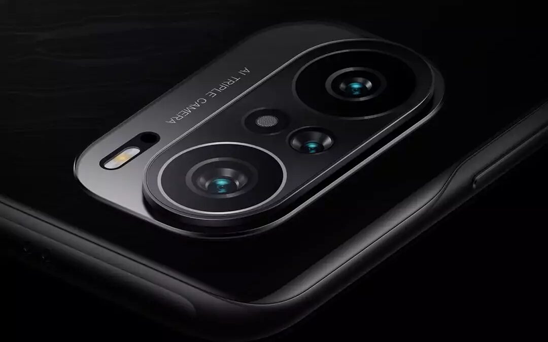 Задняя панель Redmi K40 с тремя камерами и флешкой