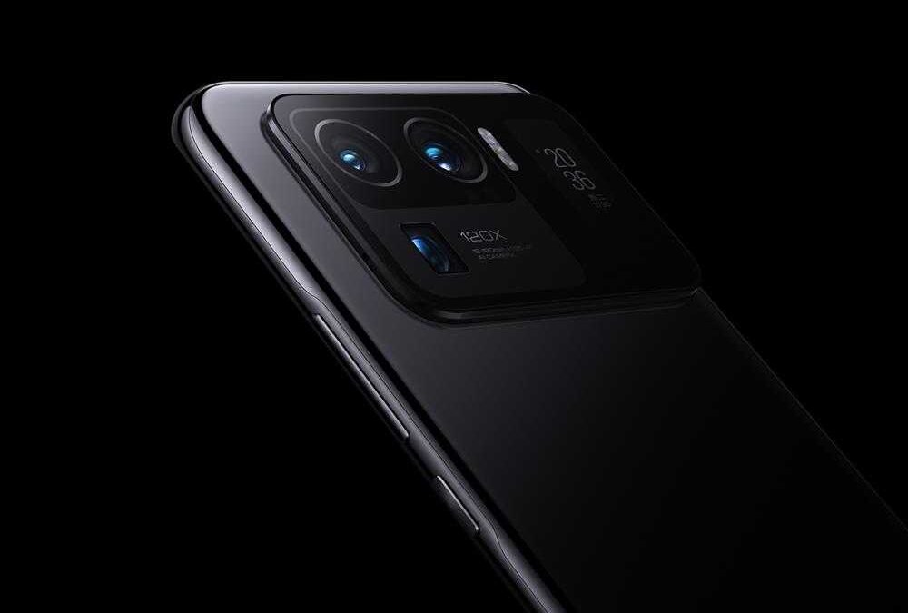 Задняя часть смартфона Mi 11 Ultra с тройной камерой и дисплеем