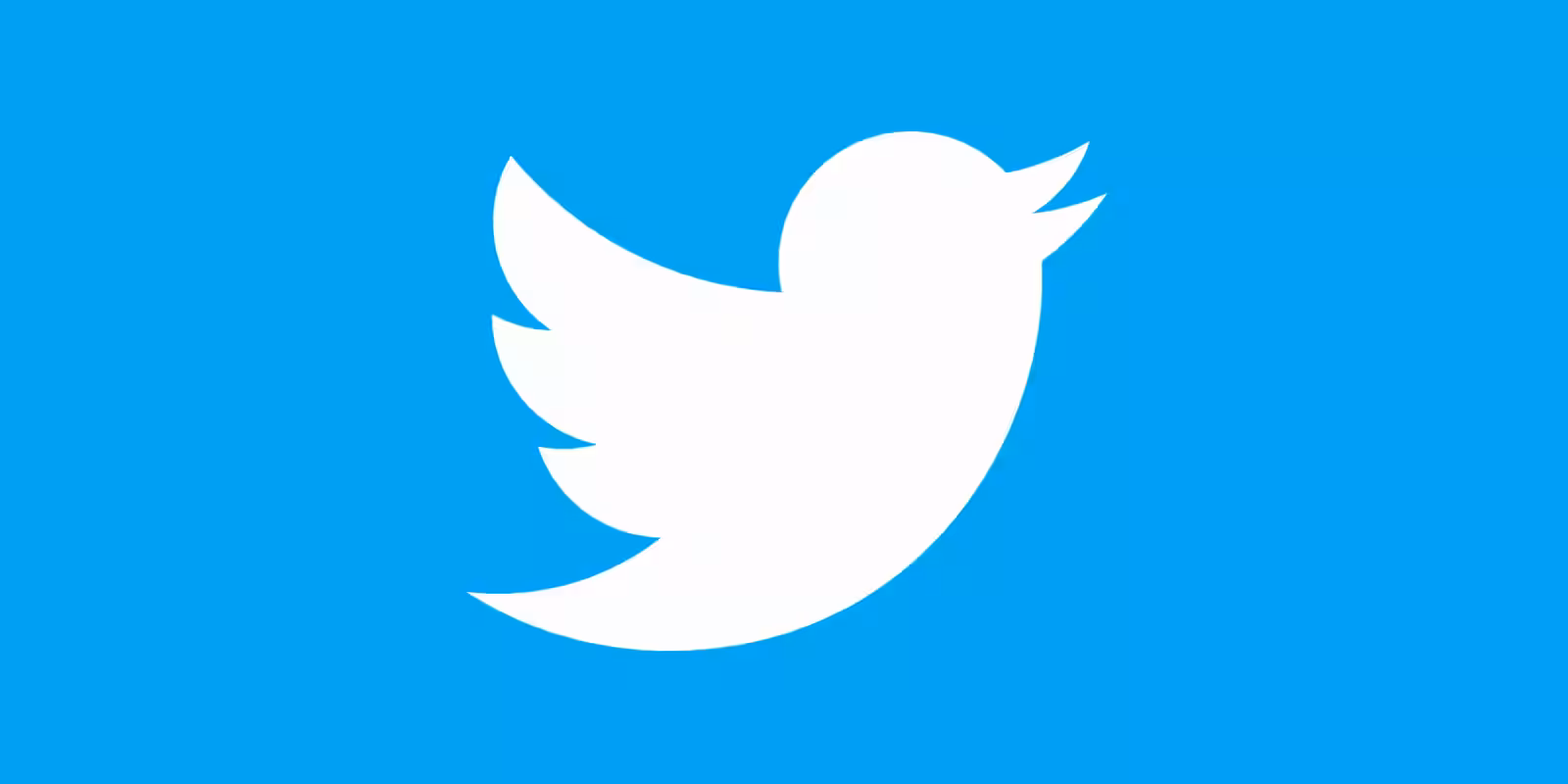 Логотип Twitter на синем фоне, используемый в материале о замедлении доступа в России