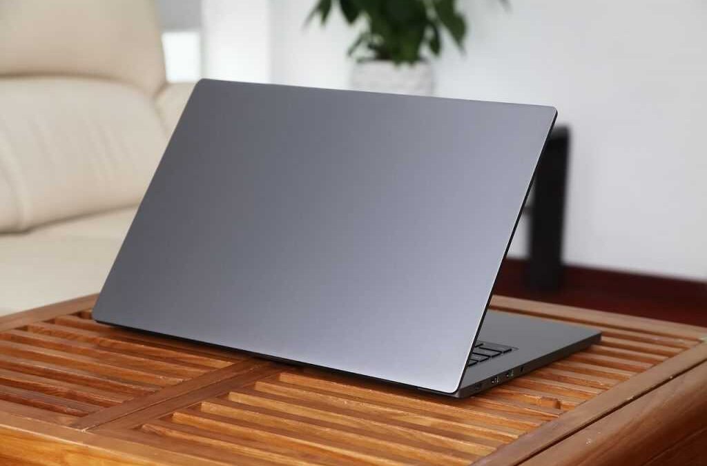 Ноутбук Xiaomi Mi Laptop Pro с закрытой крышкой на деревянном столе