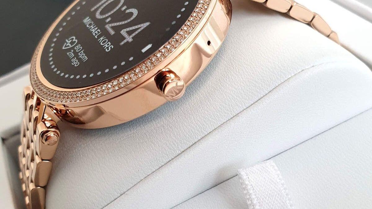 Розовые умные часы Michael Kors с украшением кристаллами сбоку