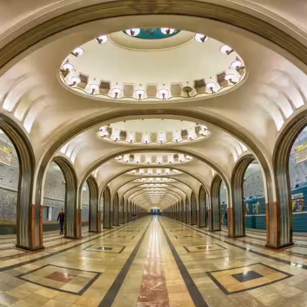 Интерьер станции московского метро: арочные колонны и светильники в вестибюле