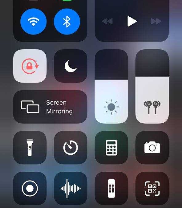 Центральная часть панели управления iPhone с быстрым доступом к настройкам Wi-Fi и Bluetooth