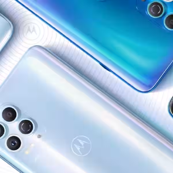 Смартфон Motorola Moto G100 с тройной камерой и экраном, дизайн с современными гранями