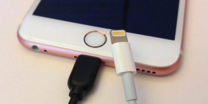 Apple откажется от разъёма Lightning в iPhone, но не в пользу USB-C (apple iphone lightning 12w 3 1280x720 1)