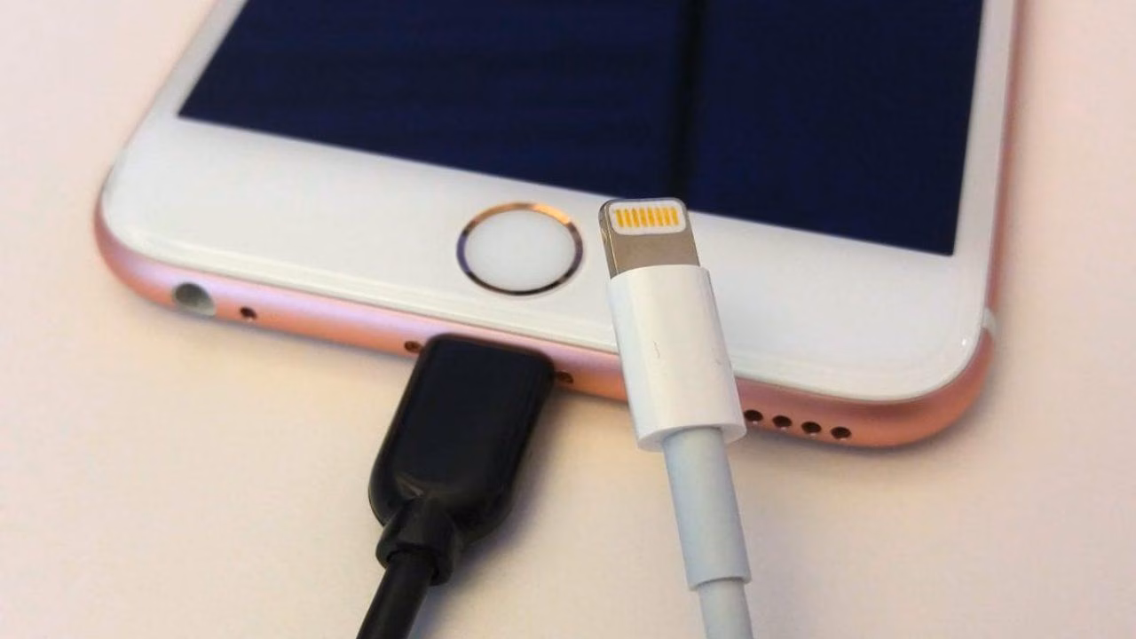 Apple откажется от разъёма Lightning в iPhone, но не в пользу USB-C 4 apple iphone lightning 12w 3 1280x720 1