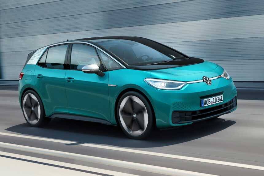 Электрический хэтчбек Volkswagen ID.3 на дороге в переднем ракурсе