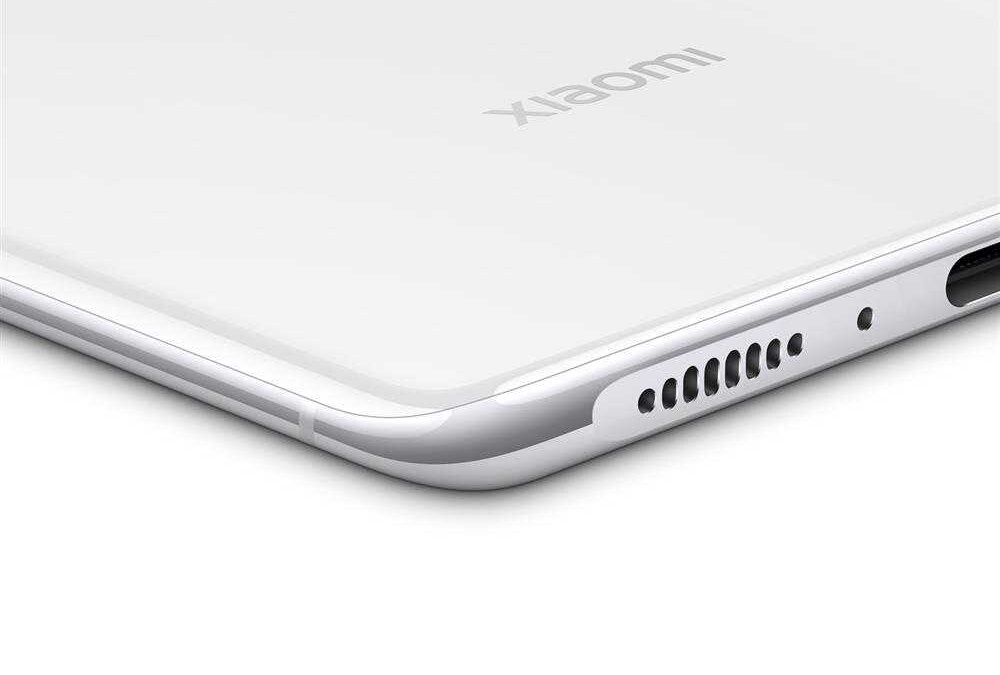 Нижняя часть смартфона Mi 11 Ultra с динамиками и портом зарядки