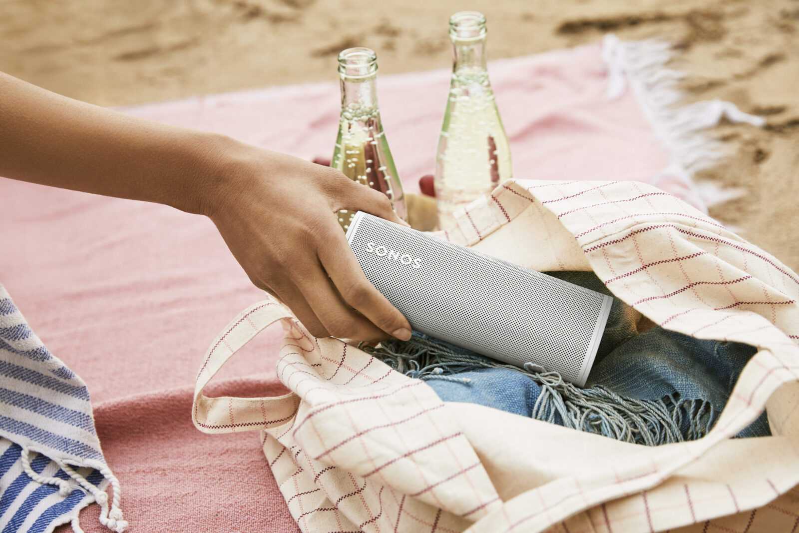 Sonos выпустила Roam — ультрапортативную умную колонку (in bag white scaled)